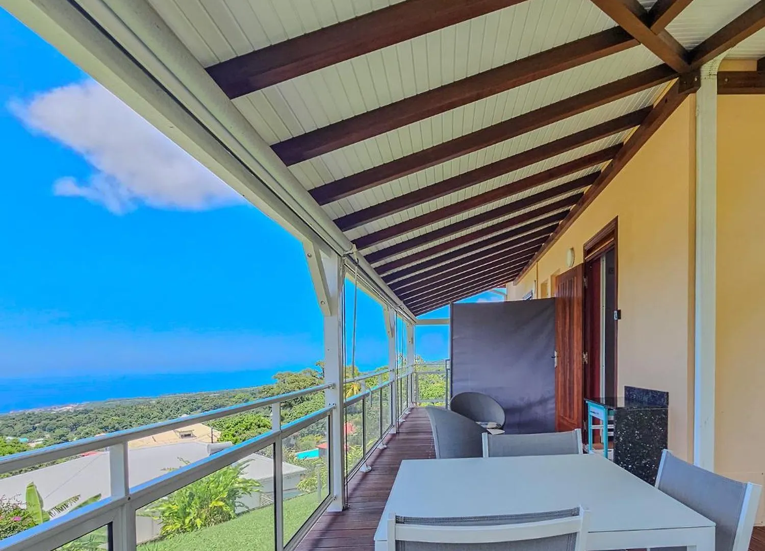 Appartement Emeraude Et Studio Azur Gourbeyre